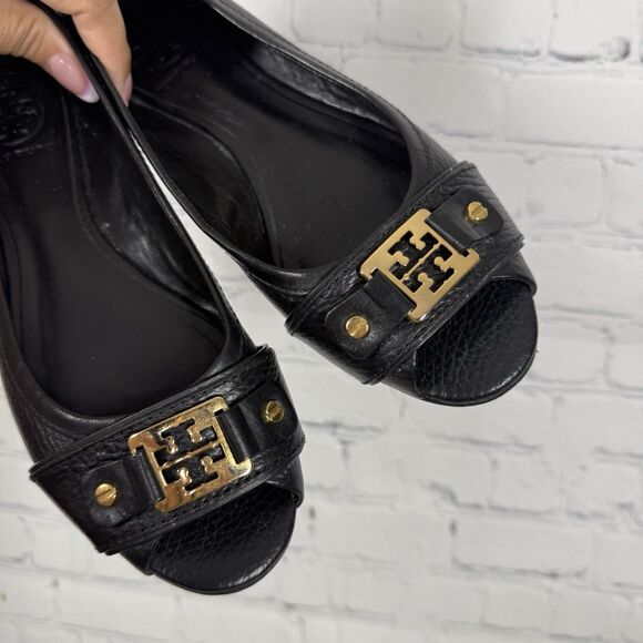 Tory Burch Open Toe Sandals Women Size 7 Embellished Black Gold Logo Flat Preppy - Picture 15 of 16